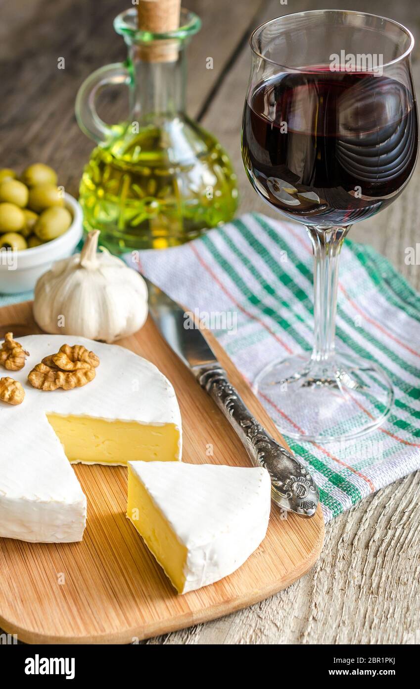 Camembert cheese and red wine Stock Photo Alamy