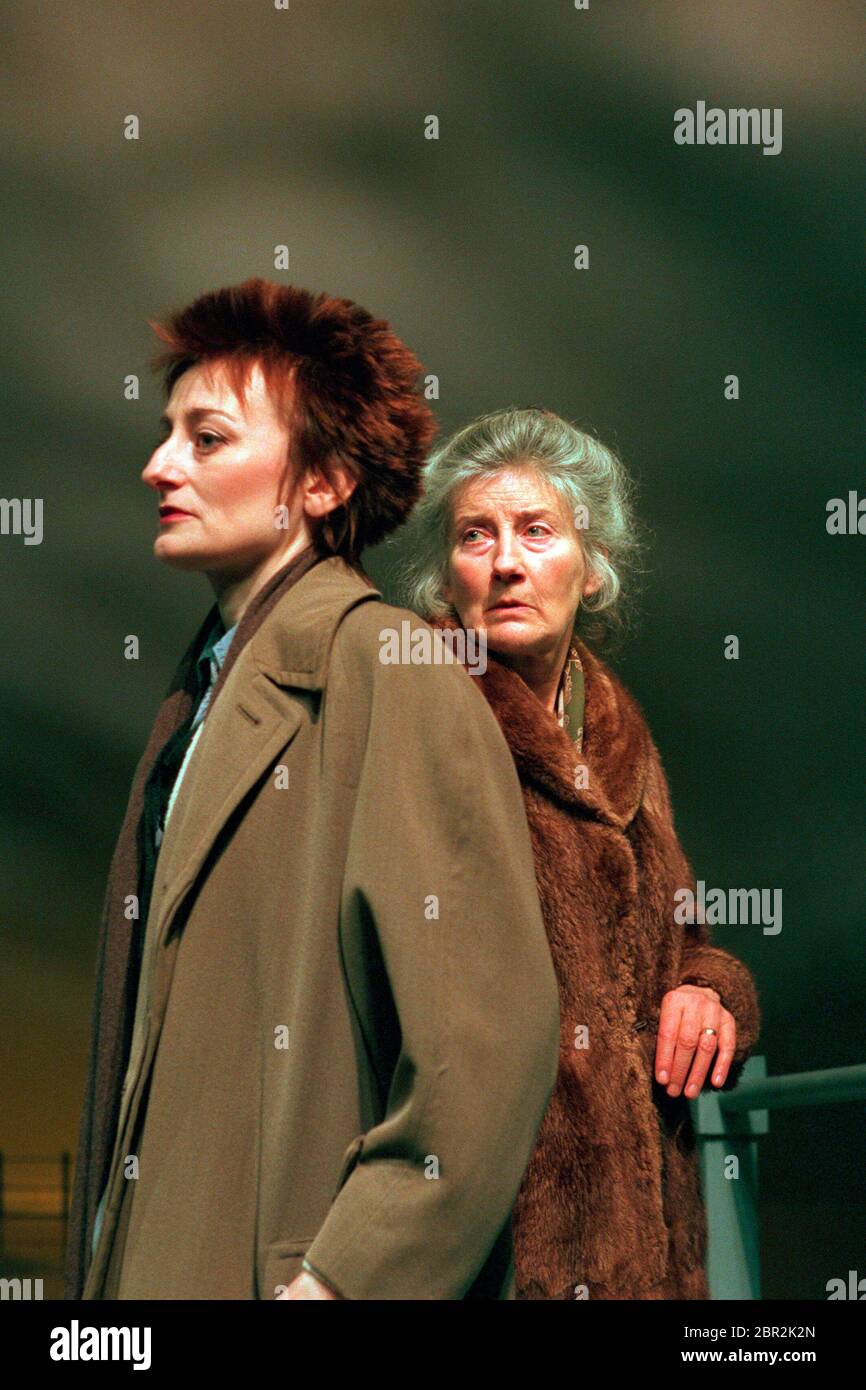 l-r: Sian Thomas (Frances), Phyllida Law (Elspeth) in THE WINTER GUEST by Sharman Macdonald at the Almeida Theatre, London N1  04/03/1995           design: Robin Don  director: Alan Rickman Stock Photo