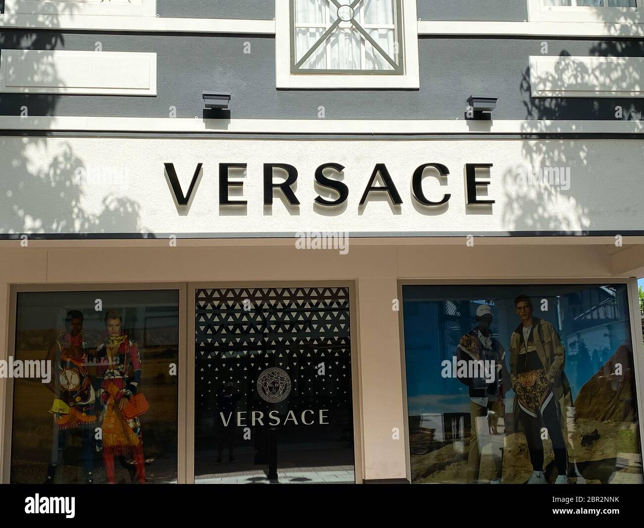 Roermond, Netherlands - May 19. 2020: View on facade with logo lettering of  Versace fashion company at shop entrance Stock Photo - Alamy