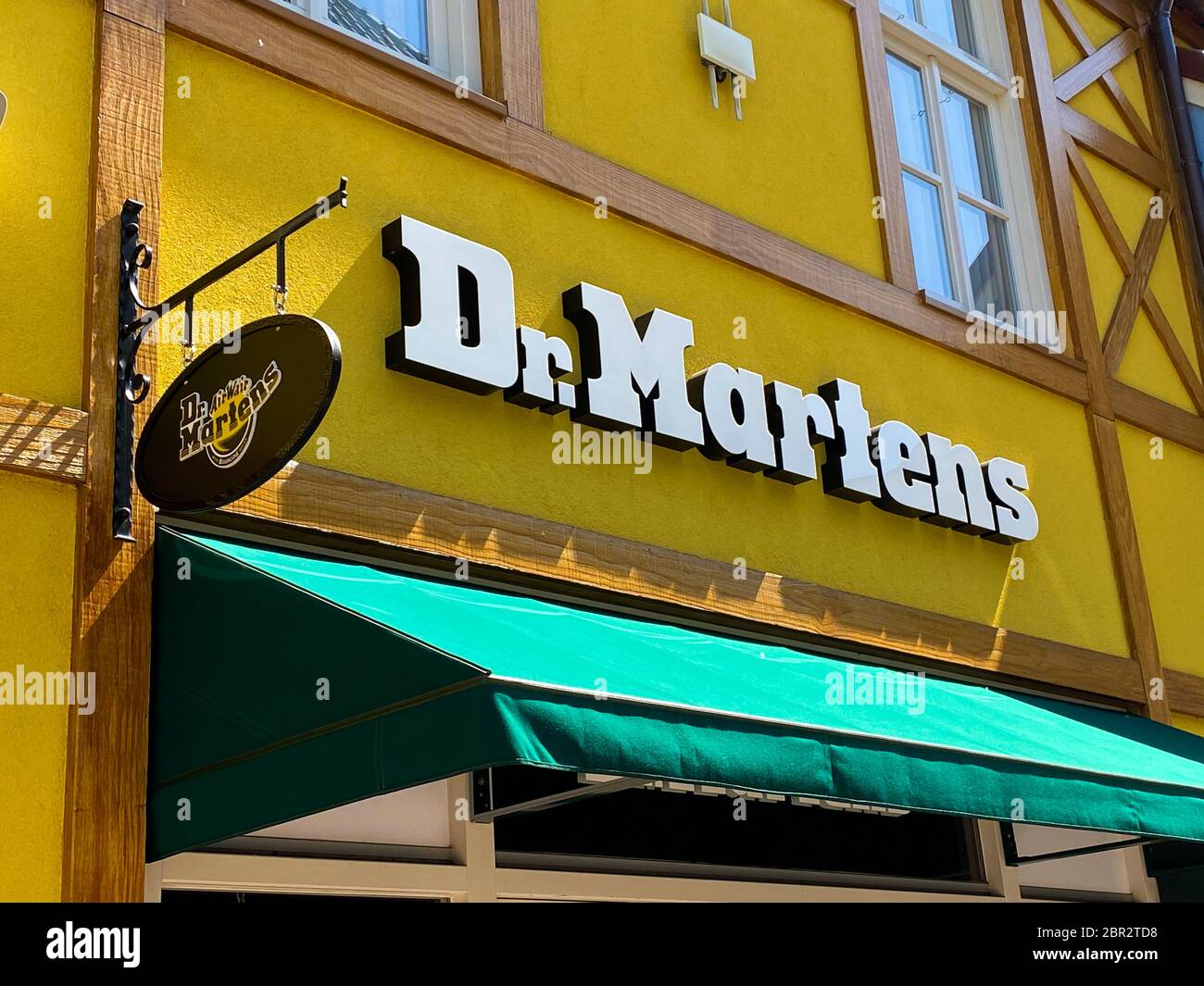 schetsen Sjah Beugel Roermond, Netherlands - May 19. 2020: View on facade with logo lettering of  english footwear and clothing company Dr. Martens at shop entrance Stock  Photo - Alamy