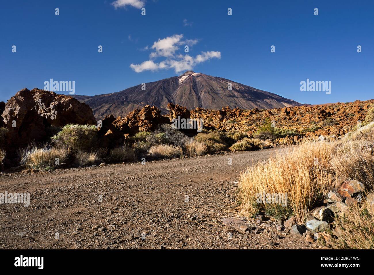 El Teide, Spain's highest mountain on teneriffa, faces the viewer with its white chimney, above it a very blue sky and directly above the chimney whit Stock Photo