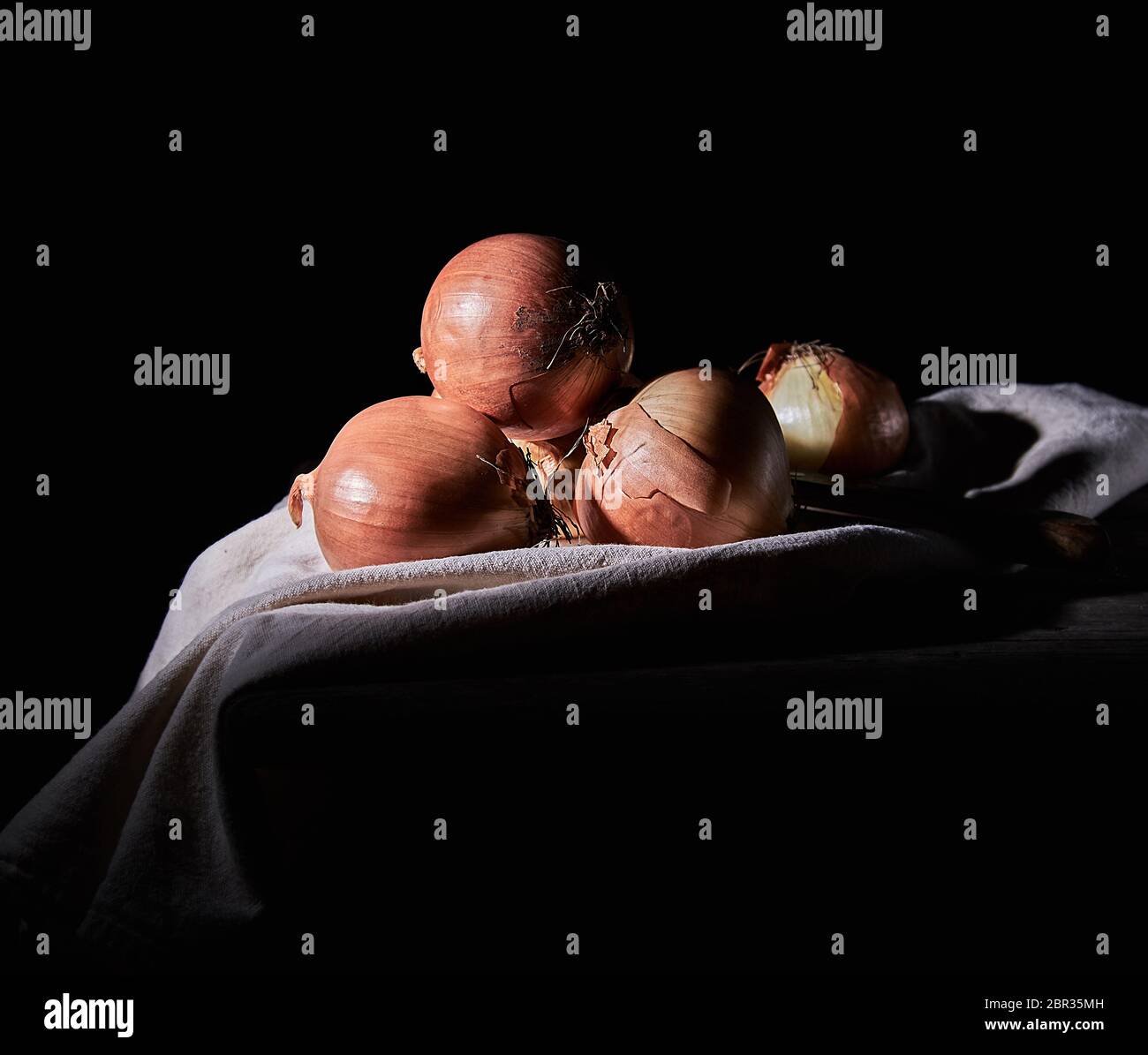 Unpeeled round brown onions hi-res stock photography and images - Alamy