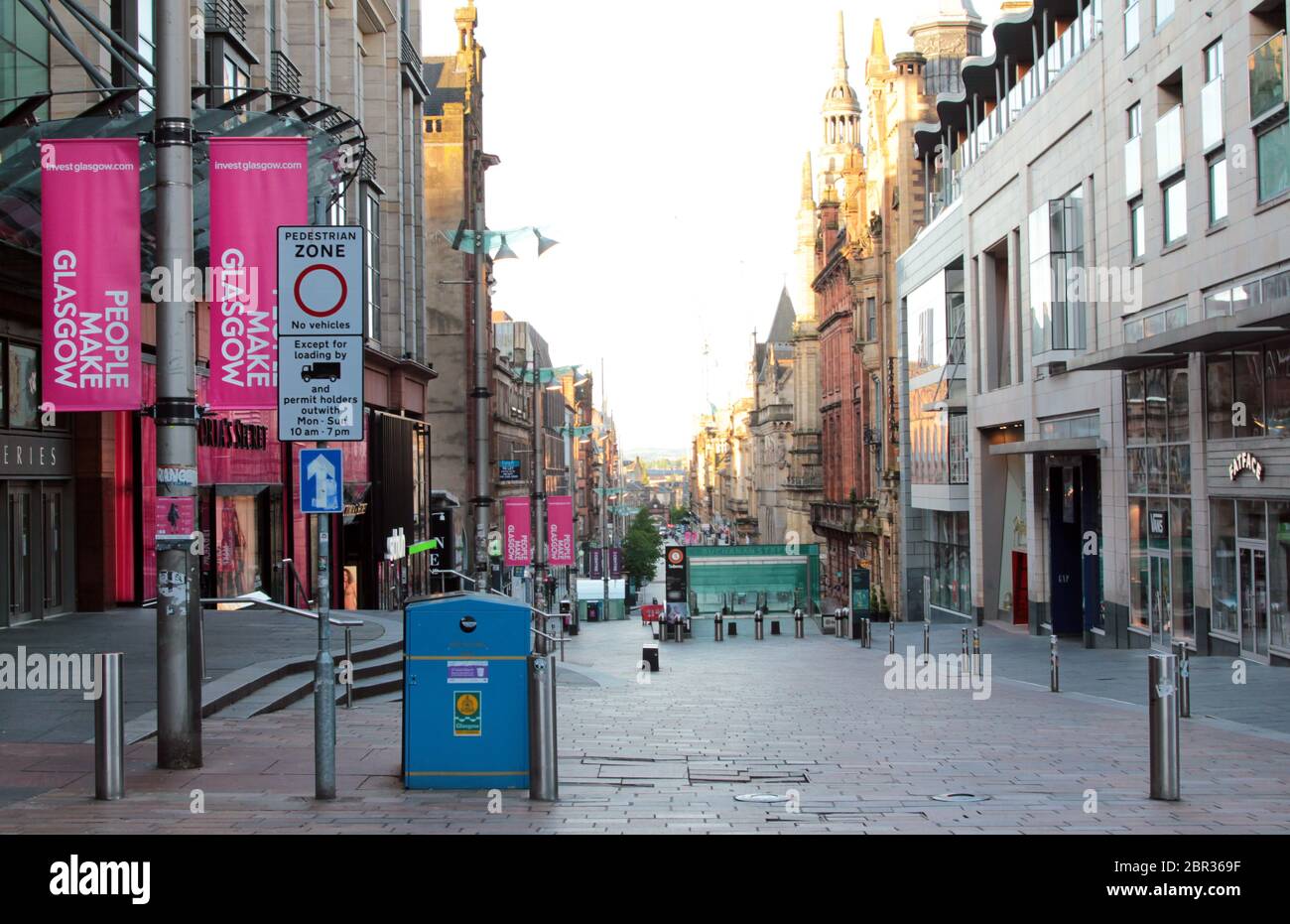 Looking down Buchanan Street, in Glasgow and it is empty and deserted. Normally jam packed with shoppers, the Covid-19 and coronavirus pandemic, raging through Britain, has caused the country into a lockdown and stay at home mode for now. May 2020. ALAN WYLIE/ALAMY© Stock Photo