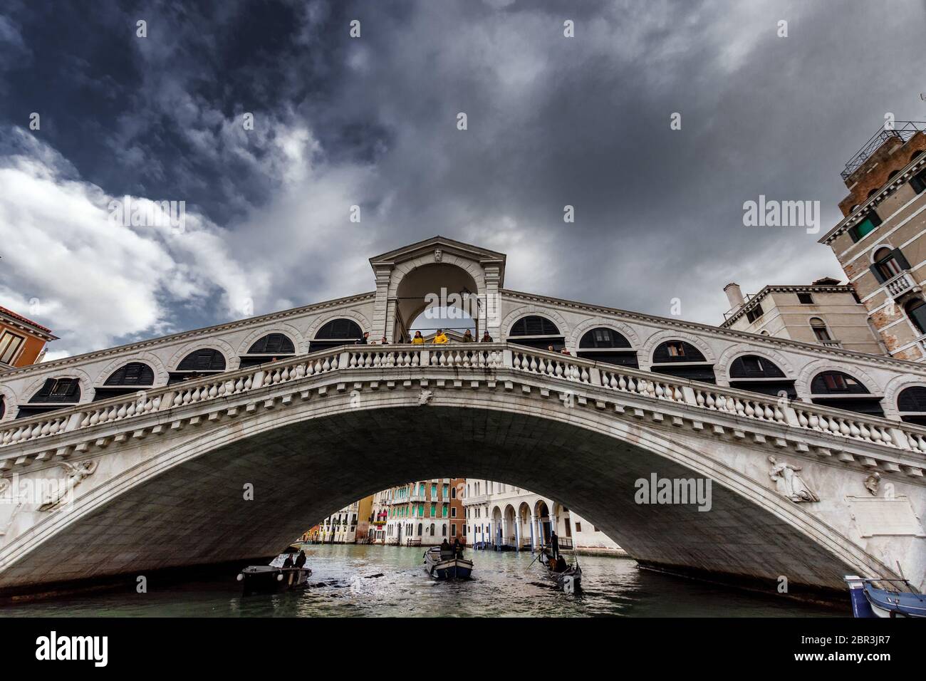 Wide angle View of the famous Rialto Bridge in Venice Stock Photo - Alamy