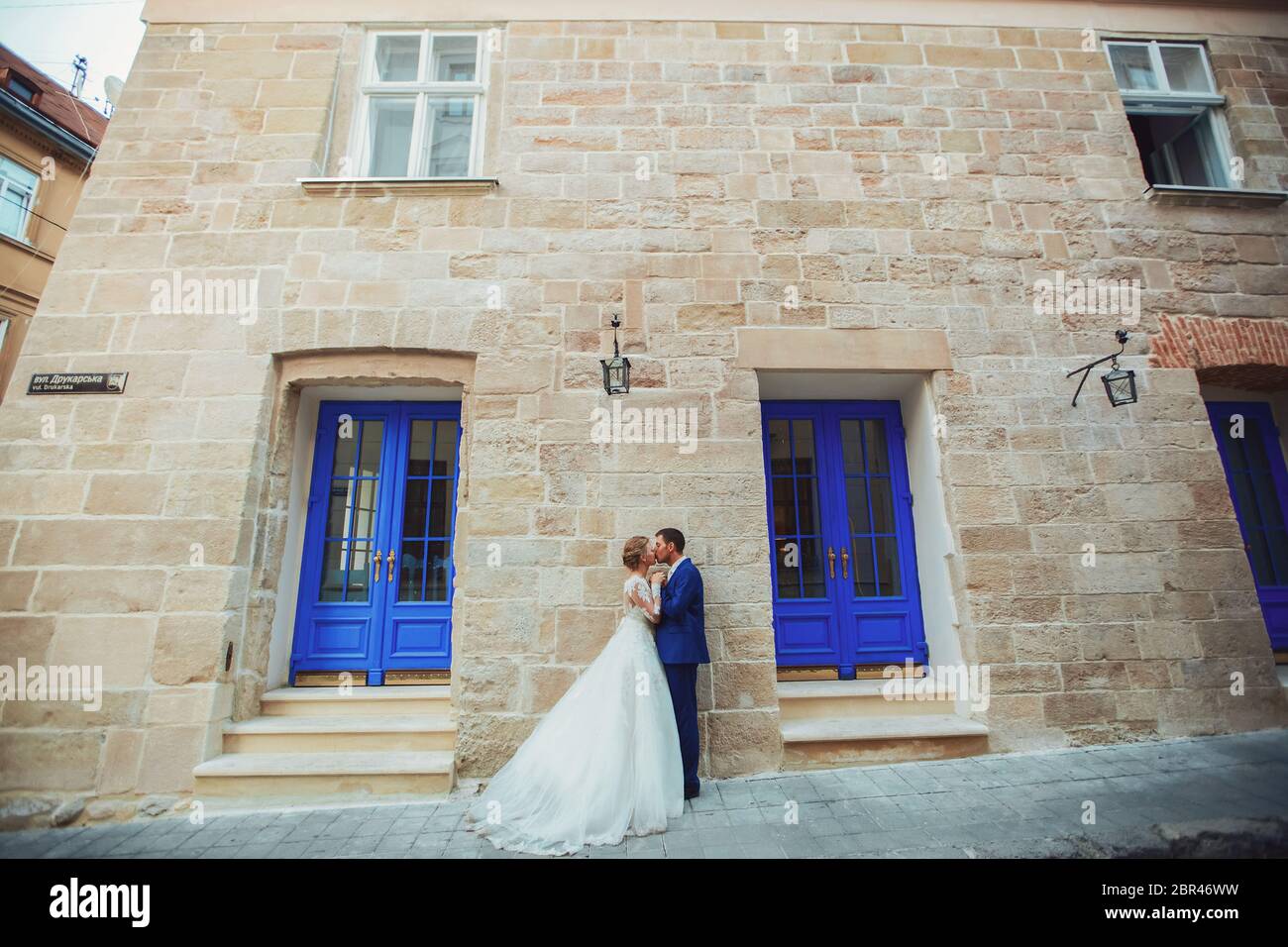 Bride groom walking around city hi-res stock photography and images - Alamy