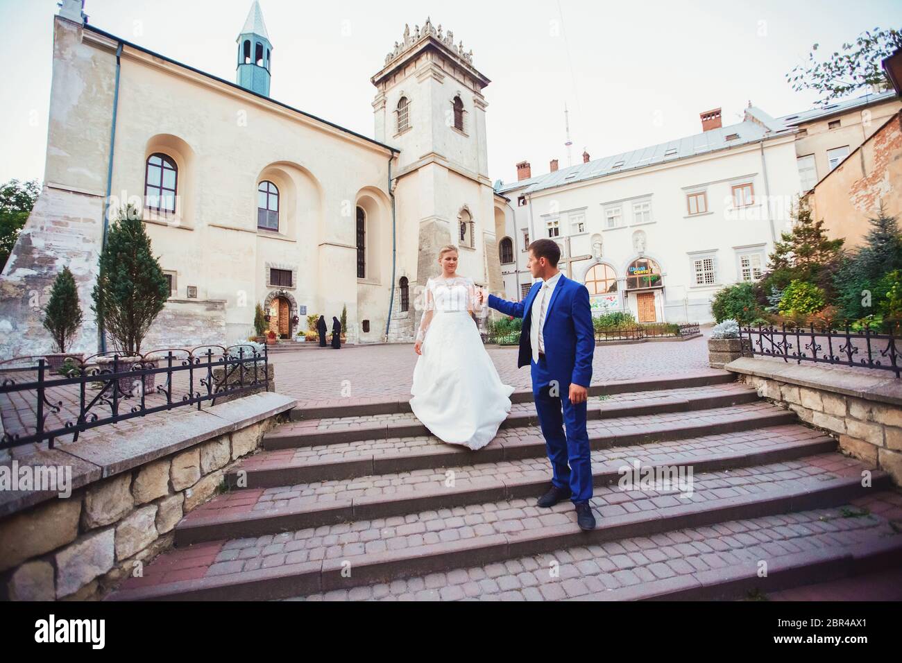 Bride groom walking around city hi-res stock photography and images - Alamy