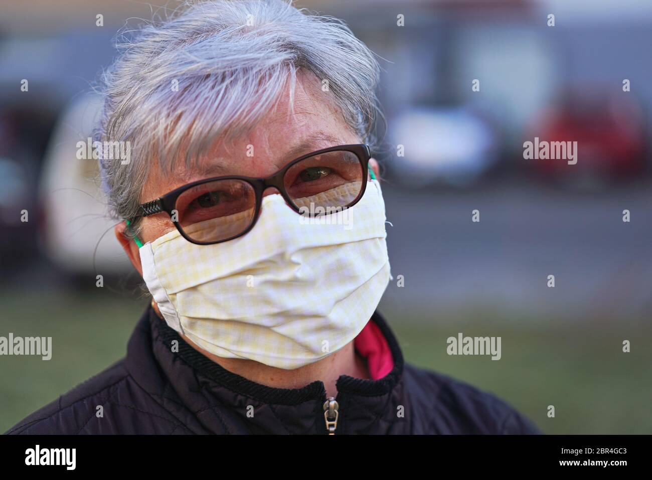 Download Elderly Face Mask High Resolution Stock Photography And Images Alamy Yellowimages Mockups