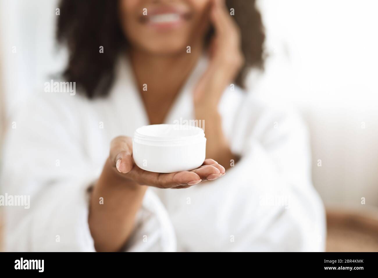 Smiling african girl hi-res stock photography and images - Alamy