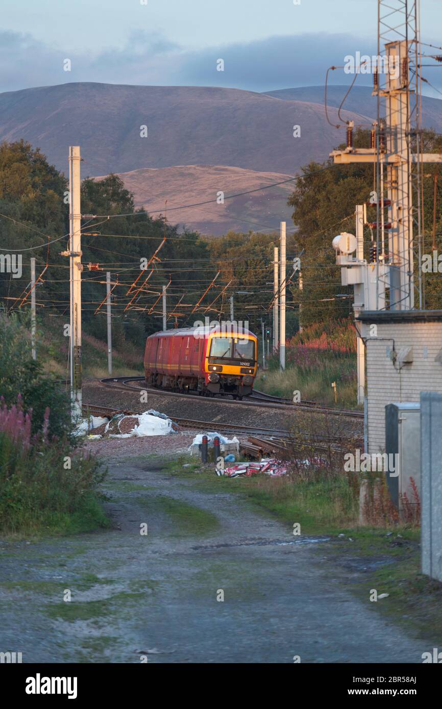 The 1749 Shieldmuir - Warrington Dallam Royal mail train passes Grayrigg, Cumbria (operated by DB cargo) Stock Photo