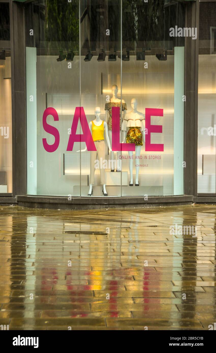 Zara store sign hi-res stock photography and images - Alamy