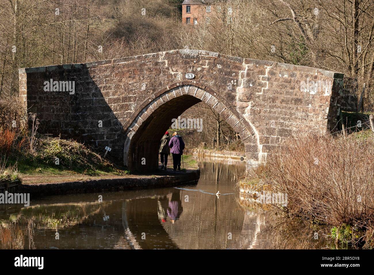 Cherry eye bridge on the Caldon canal, Churnet valley, Staffordshire. Bridge 53 near Froghall. Stock Photo