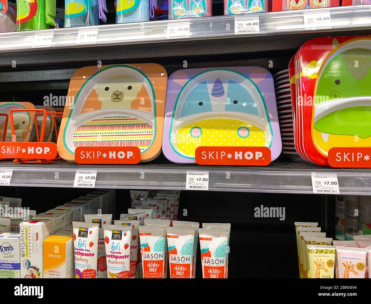 https://c8.alamy.com/comp/2BR6894/orlandoflusa-5320-a-display-of-various-childrens-plates-and-utensils-in-the-baby-department-of-a-whole-foods-market-grocery-store-2BR6894.jpg