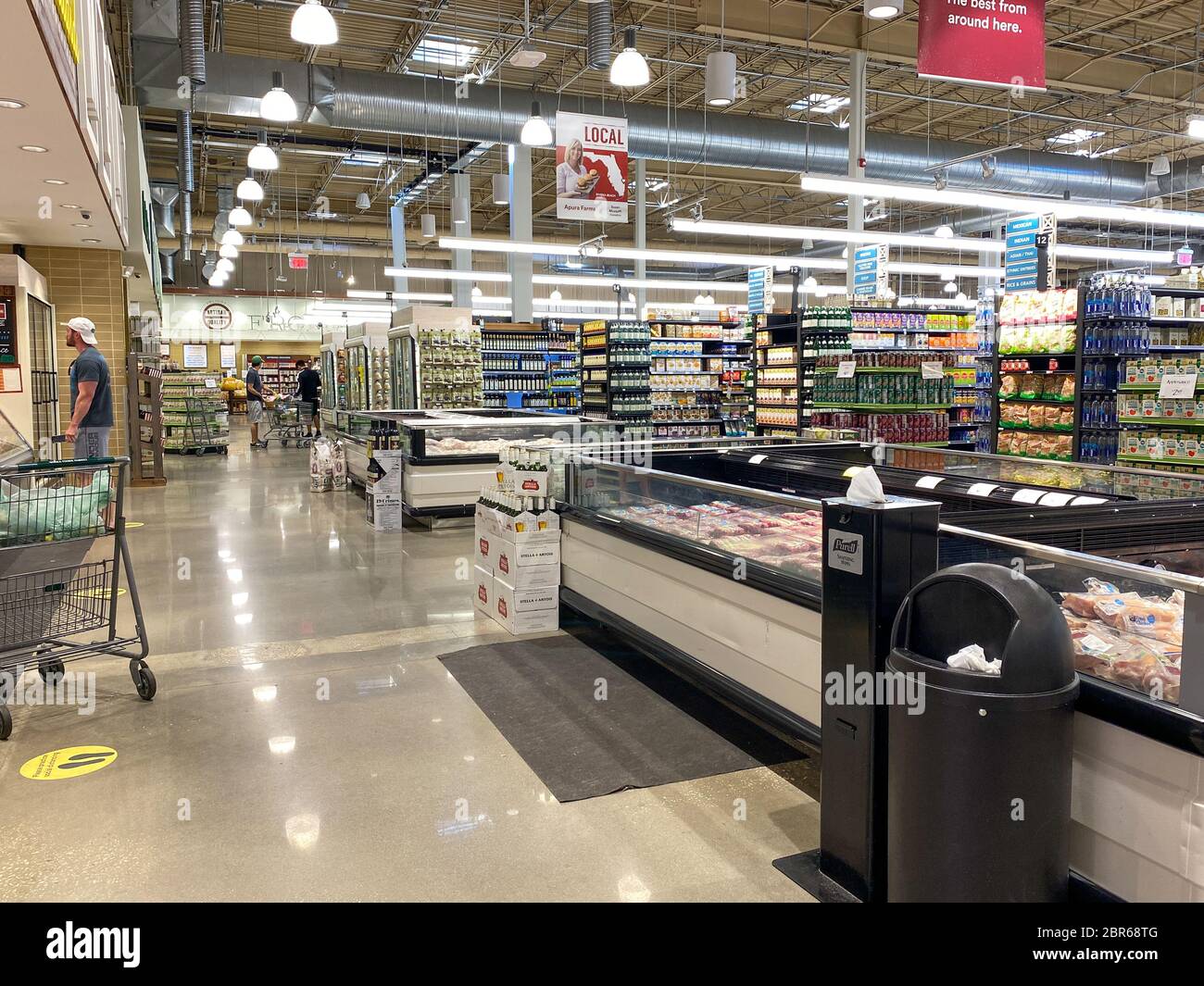 Miami Beach Florida Whole Foods Market grocery store supermarket food  shopping inside interior display sale shelf shelves plastic containers soup  Vega Stock Photo - Alamy