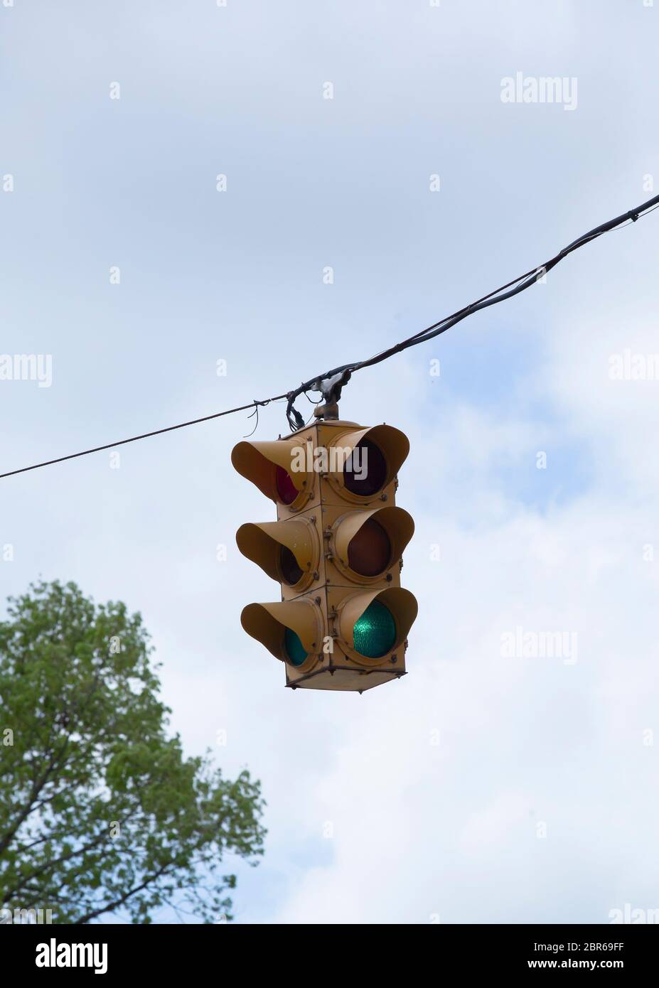 green-traffic-light-signaling-for-traffic-to-continue-through-the-light