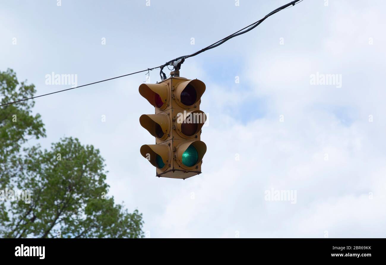 green-traffic-light-signaling-for-traffic-to-continue-through-the-light