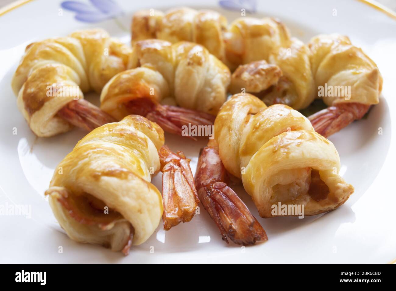 jumbo shrimps in crispy puff pastry Stock Photo Alamy