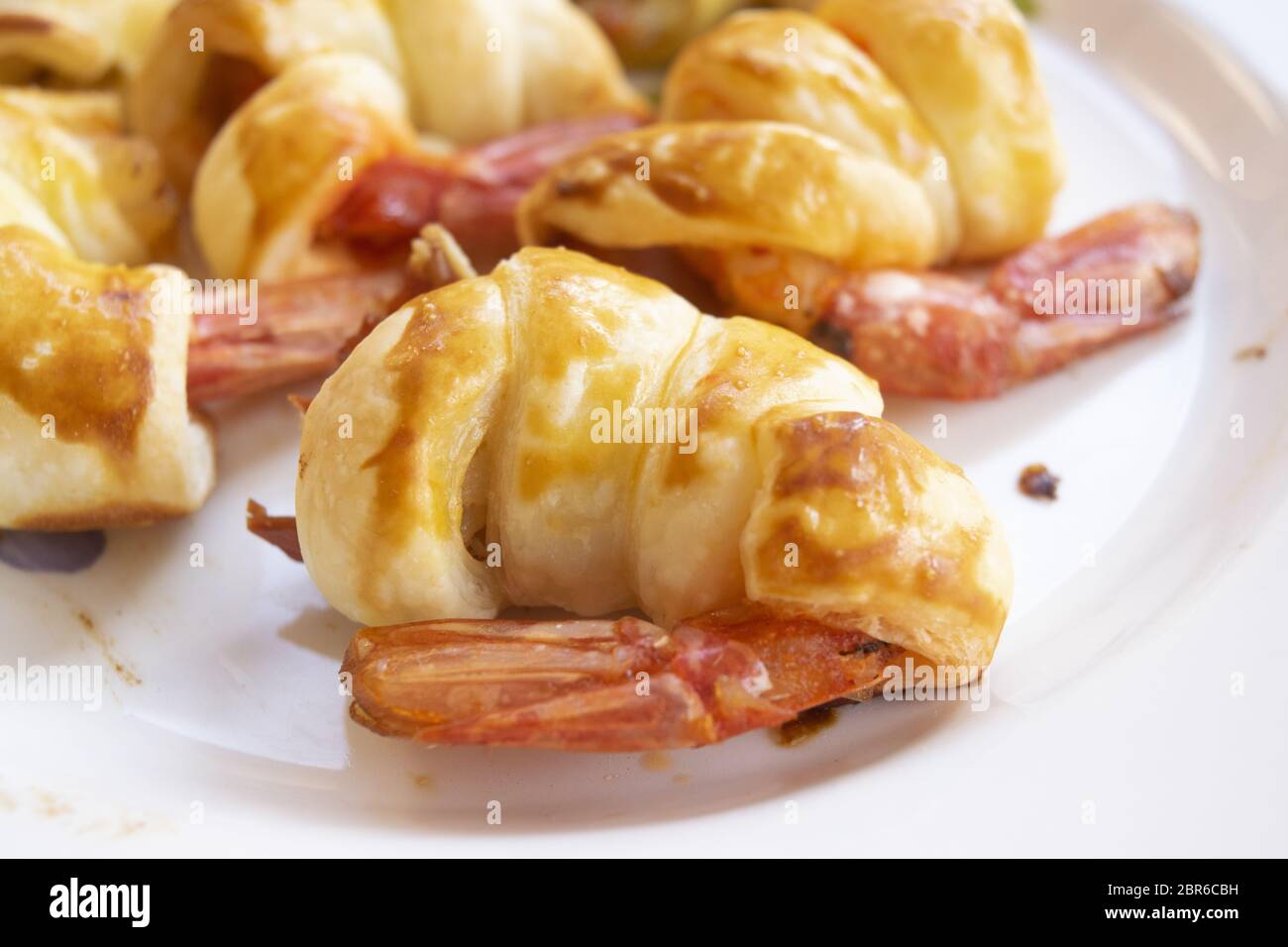 jumbo shrimps in crispy puff pastry Stock Photo Alamy