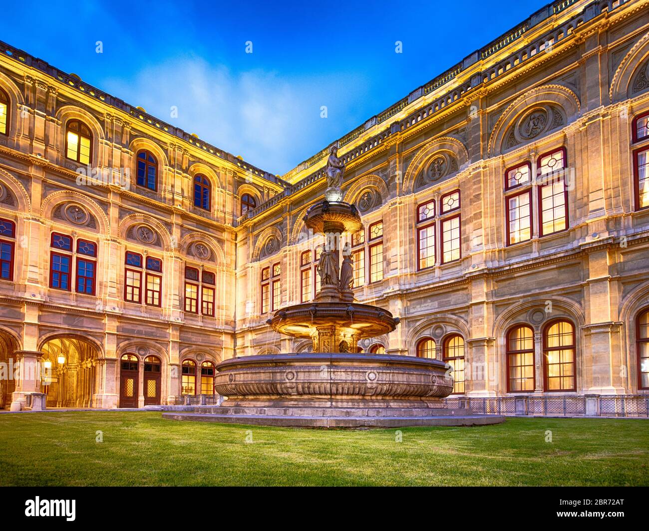 Illuminated Vienna State Opera House during summer time. Touristic landmark and famous for the Vienna Opera Ball. Stock Photo