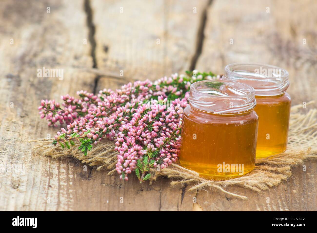 В чем варили вересковый напиток из вереска. Медовый Вереск. Вереск цветок мёд. Вересковый мёд фото.