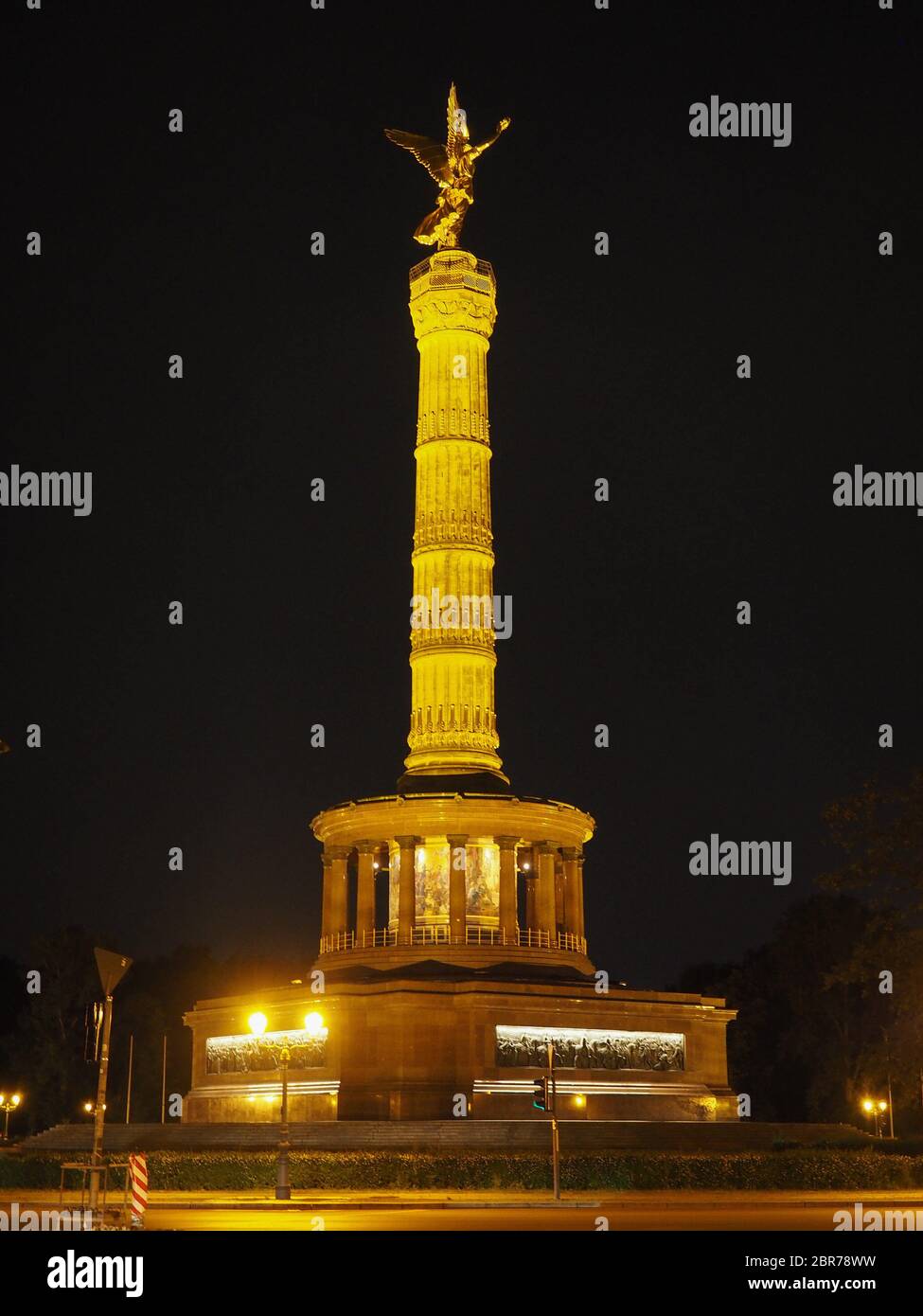 Angel statue aka Siegessaeule (meaning Victory Column) in Tiergarten ...