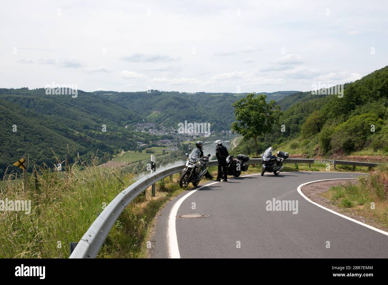 Blick vom Valwiggerberg ins Moseltal - Motorradfahrer geniessen die Aussicht, Valwig, Rheinland-Pfalz, Deutschland Stock Photo