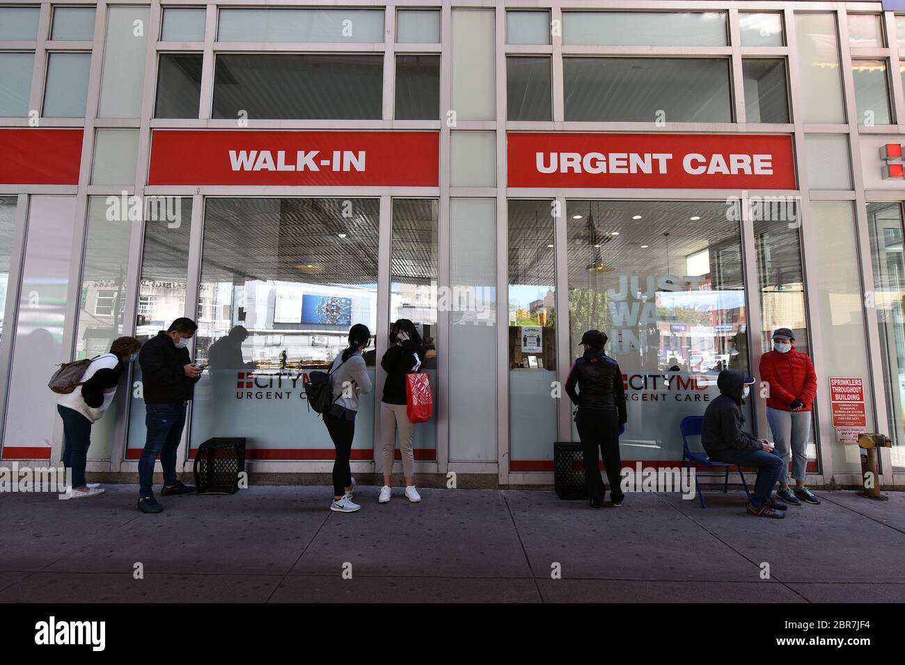 new york city usa 20th may 2020 people stand in line outside the citymd urgent care roosevelt ave walk in site where covid 19 tests are being offered free of charge for those without insurance in the queens neighborhood of new york ny may 20 2020 new york city mayor bill de blasio said citymd and new york city have partnered to try and get as many as 6000 nasopharyngeal swabs a day credit sipa usaalamy live news 2BR7JF4