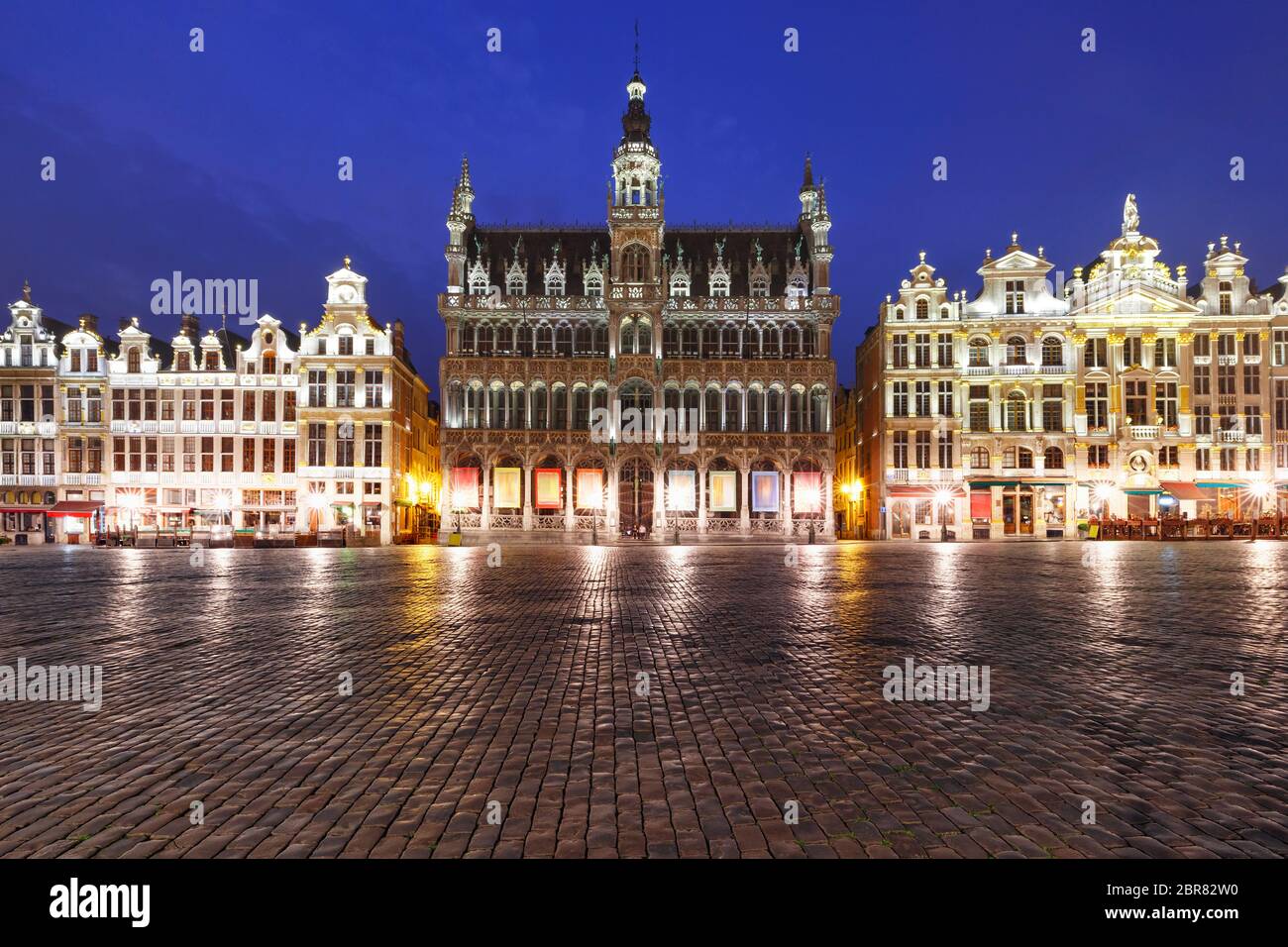 Grand Place Square with King House or Breadhouse during morning blue hour in Brussels, Belgium Stock Photo