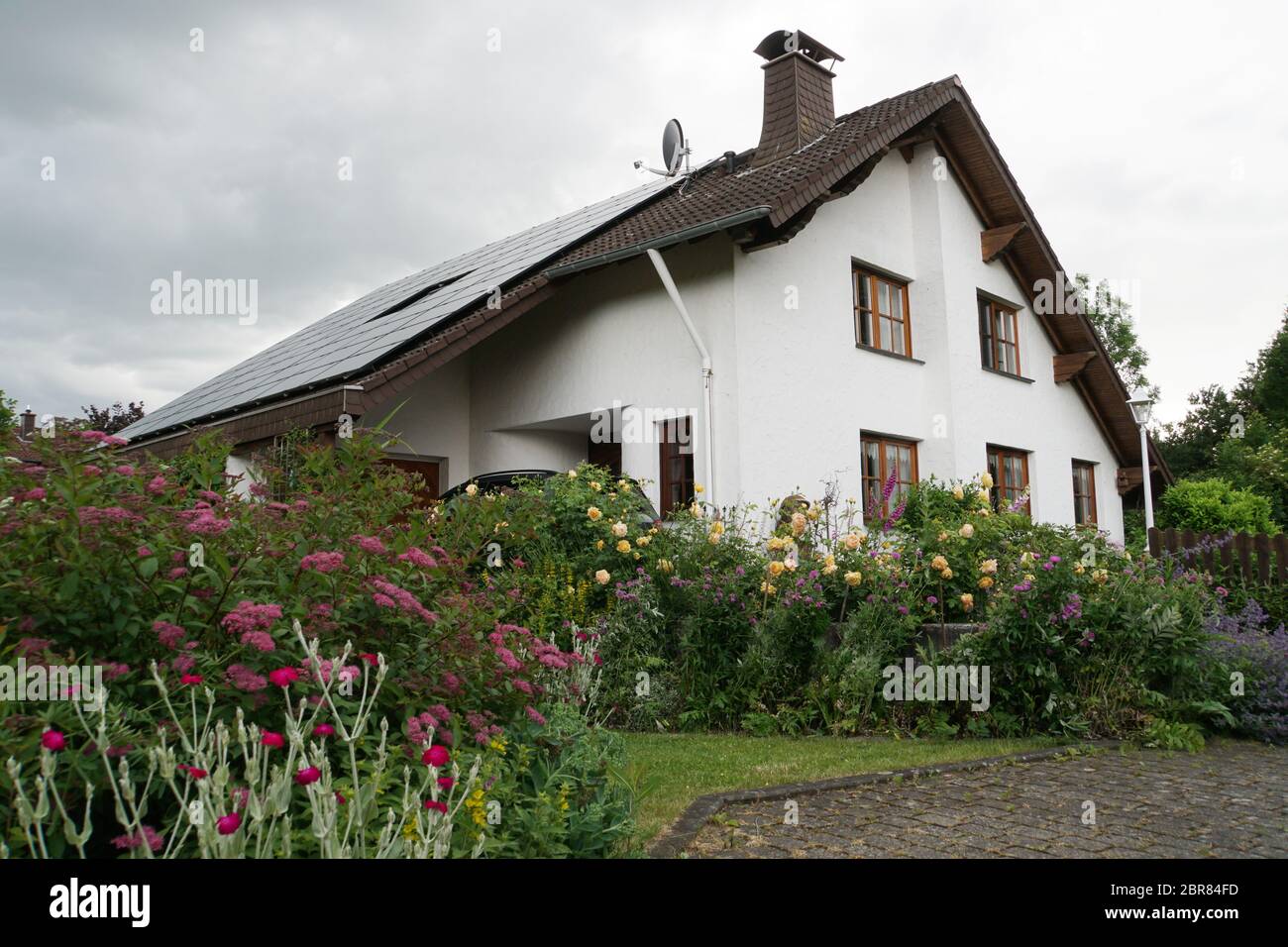 Einfamilienhaus im Landhaus-Stil mit Photovoltaik-Anlage Stock Photo