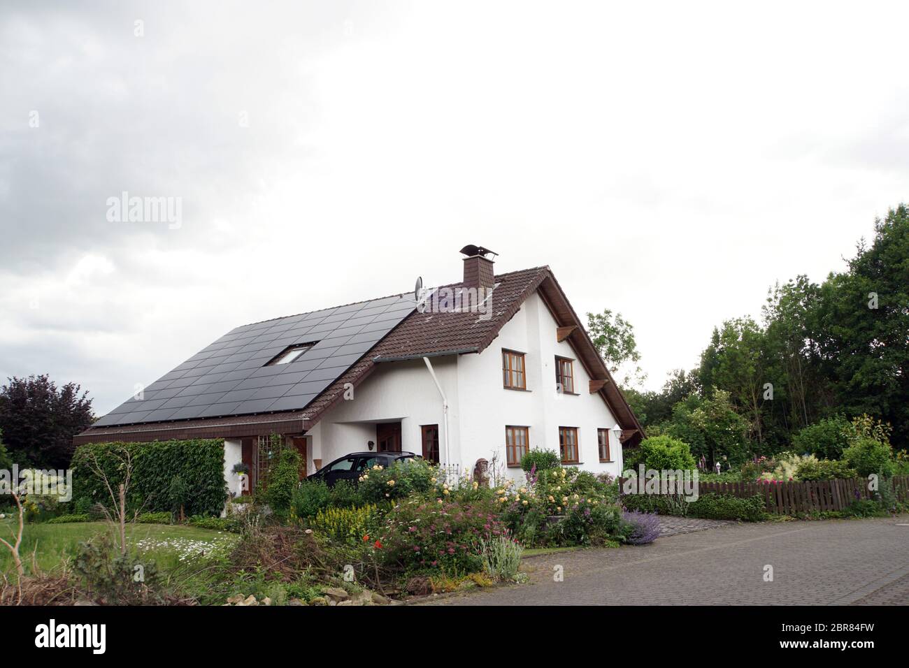 Einfamilienhaus im Landhaus-Stil mit Photovoltaik-Anlage Stock Photo