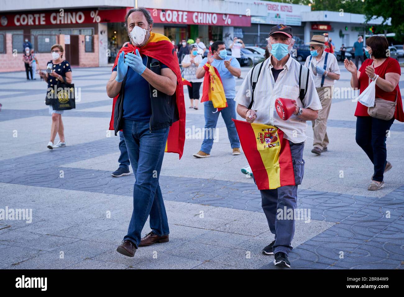 Mostoles, Madrid, Spain. 20th May, 2020. Protesters wearing Spanish flags  during the protest against the government's handling of the coronavirus  crisis in Mostoles, near Madrid, Spain. Credit: Angel Perez/ZUMA Wire/Alamy  Live News
