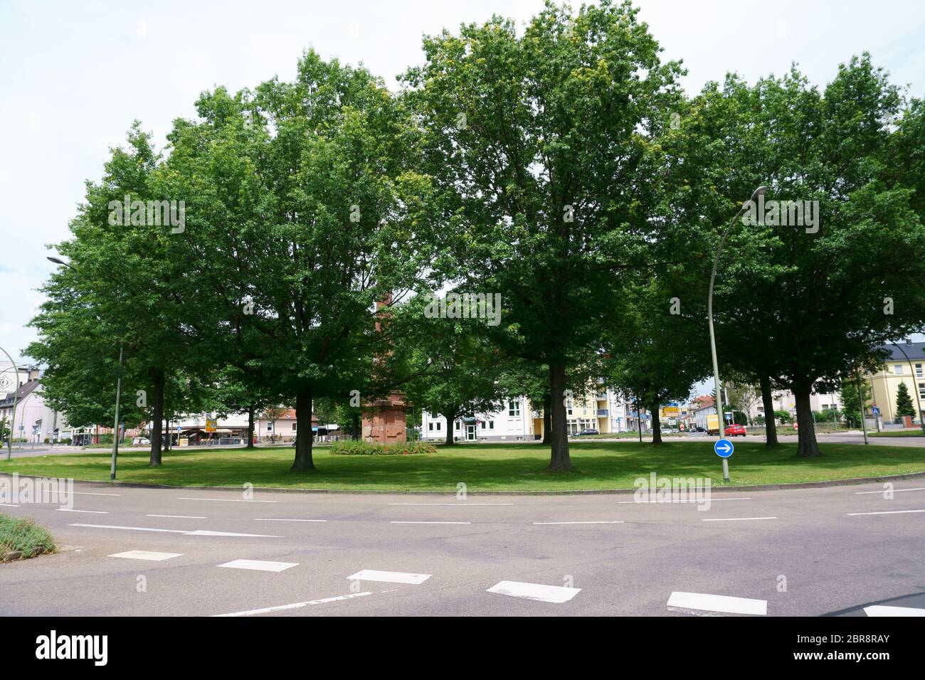 A tree-lined roundabout with a column of honor in Hanau. Stock Photo