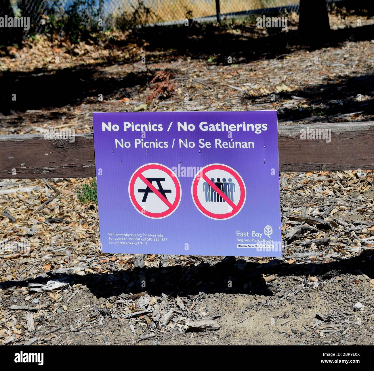 No Picnics, no social gatherings sign at Alameda Creek Regional Trail, Isherwood Staging Area parking lot in Fremont, California Stock Photo