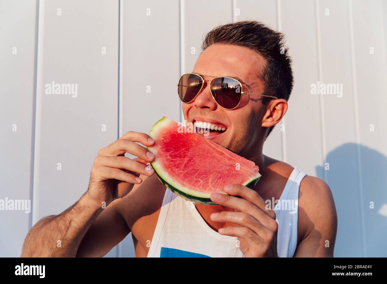 арбуз мужские. мужчина ест арбуз. футболка с принтом арбуз. арбуз мужские. парень с арбузом.