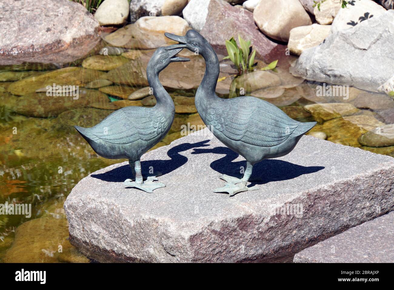 Dekoration mit zwei Enten am Gartenteich Stock Photo Alamy