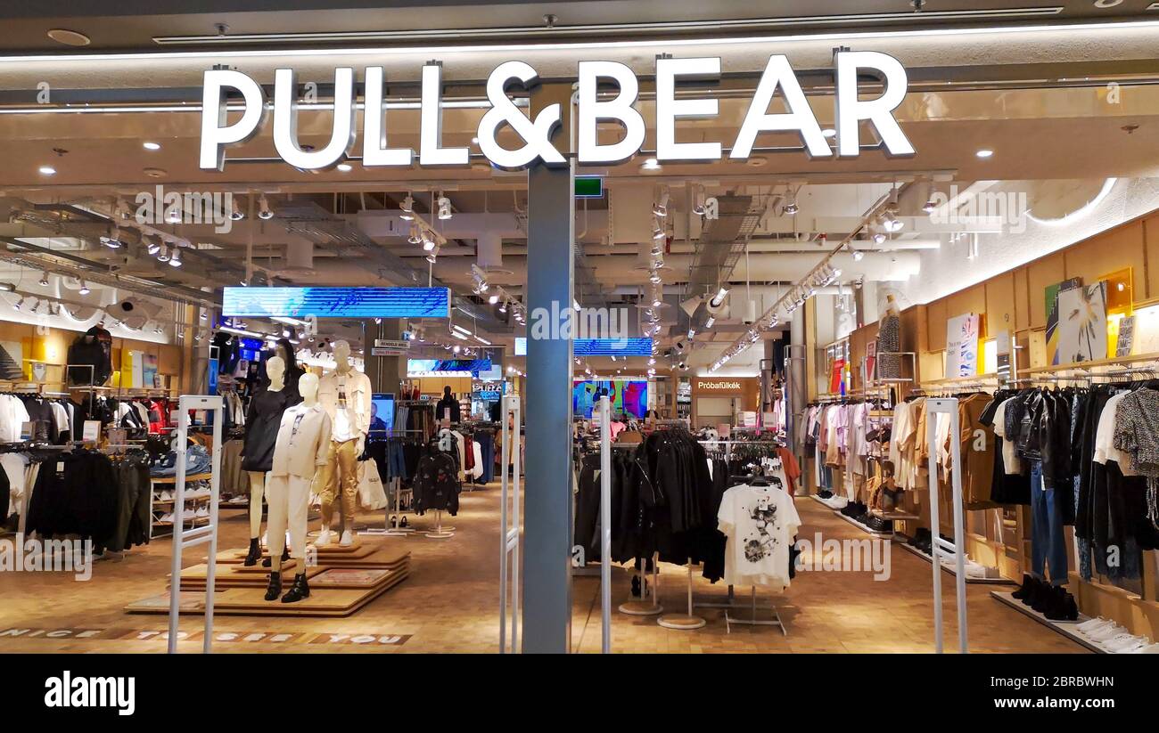 Hablar Leche Pato Gyor Hungary 03 17 2020: Entrance to a pull & bear clothing store Stock  Photo - Alamy