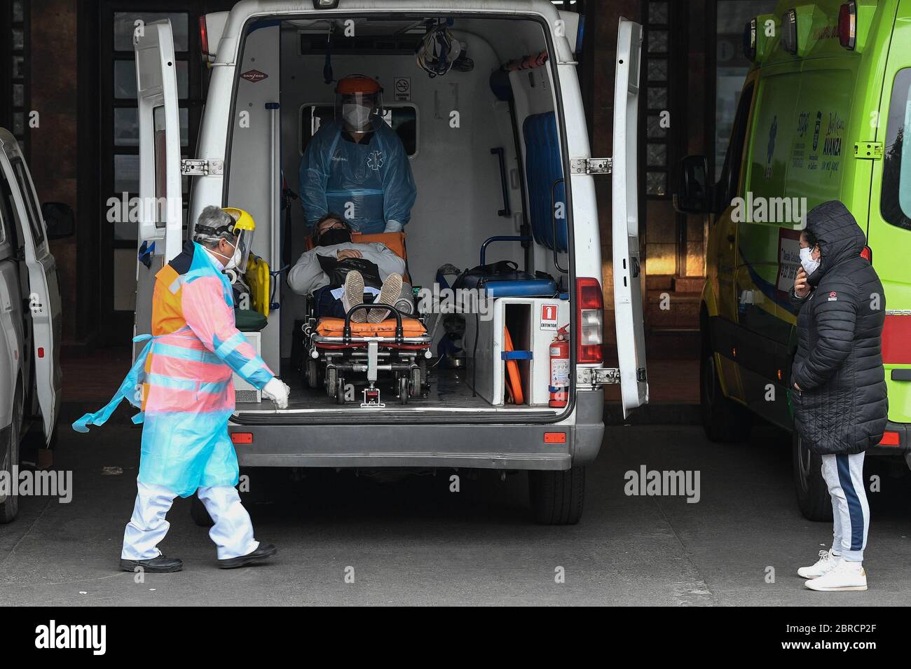 Santiago, Chile. 20th May, 2020. Health workers transport a COVID-19 patient at San Jose Hospital in Santiago, Chile, May 20, 2020. Credit: Jorge Villegas/Xinhua/Alamy Live News Stock Photo