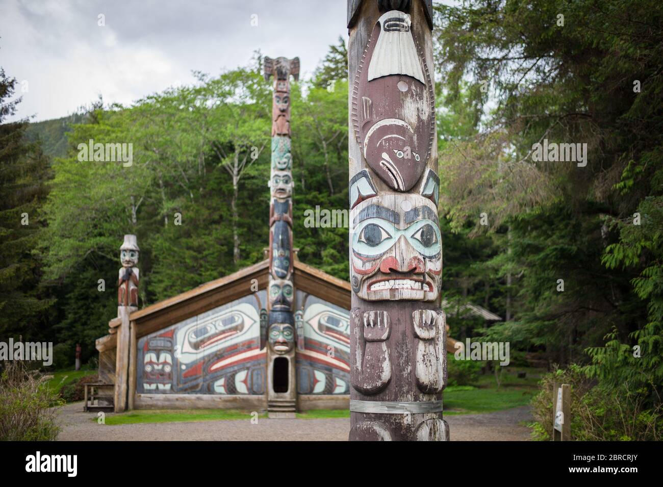Totem Bight State Historical Park, Ketchikan, Alaska, USA, displays a collection of Native American totem poles and the Wandering Raven clan house. Stock Photo