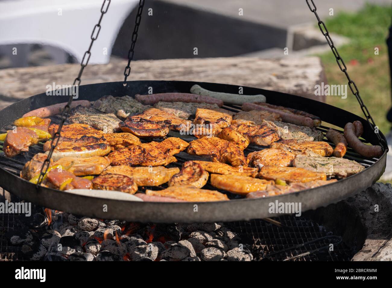 Food, Deutschland, May 20. Grillgut liegt auf einem Rost und grillt über einem Holzkohlegrill . Stock Photo