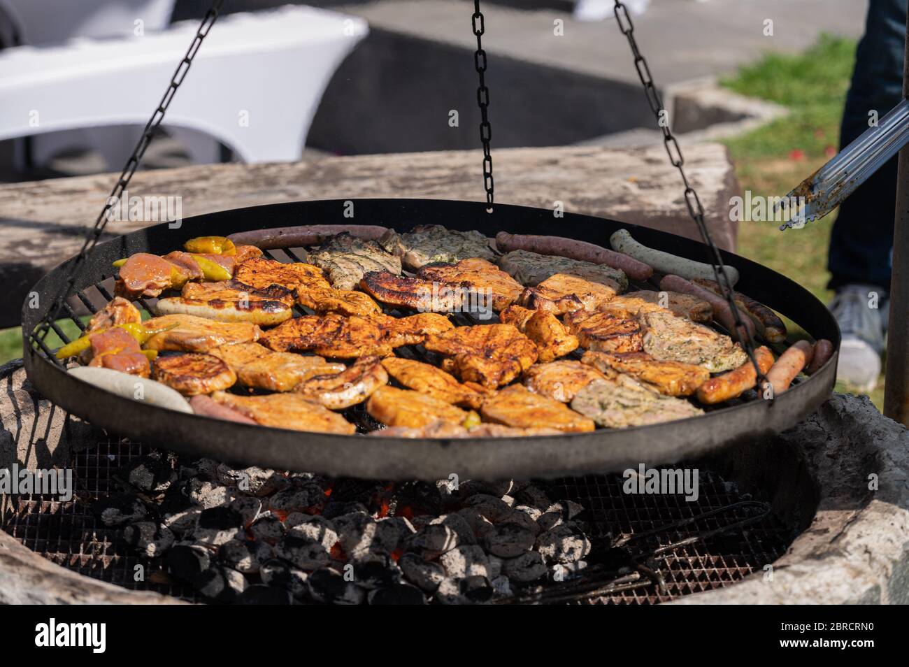 Food, Deutschland, May 20. Grillgut liegt auf einem Rost und grillt über einem Holzkohlegrill . Stock Photo