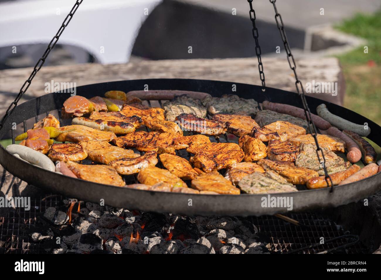 Food, Deutschland, May 20. Grillgut liegt auf einem Rost und grillt über einem Holzkohlegrill . Stock Photo