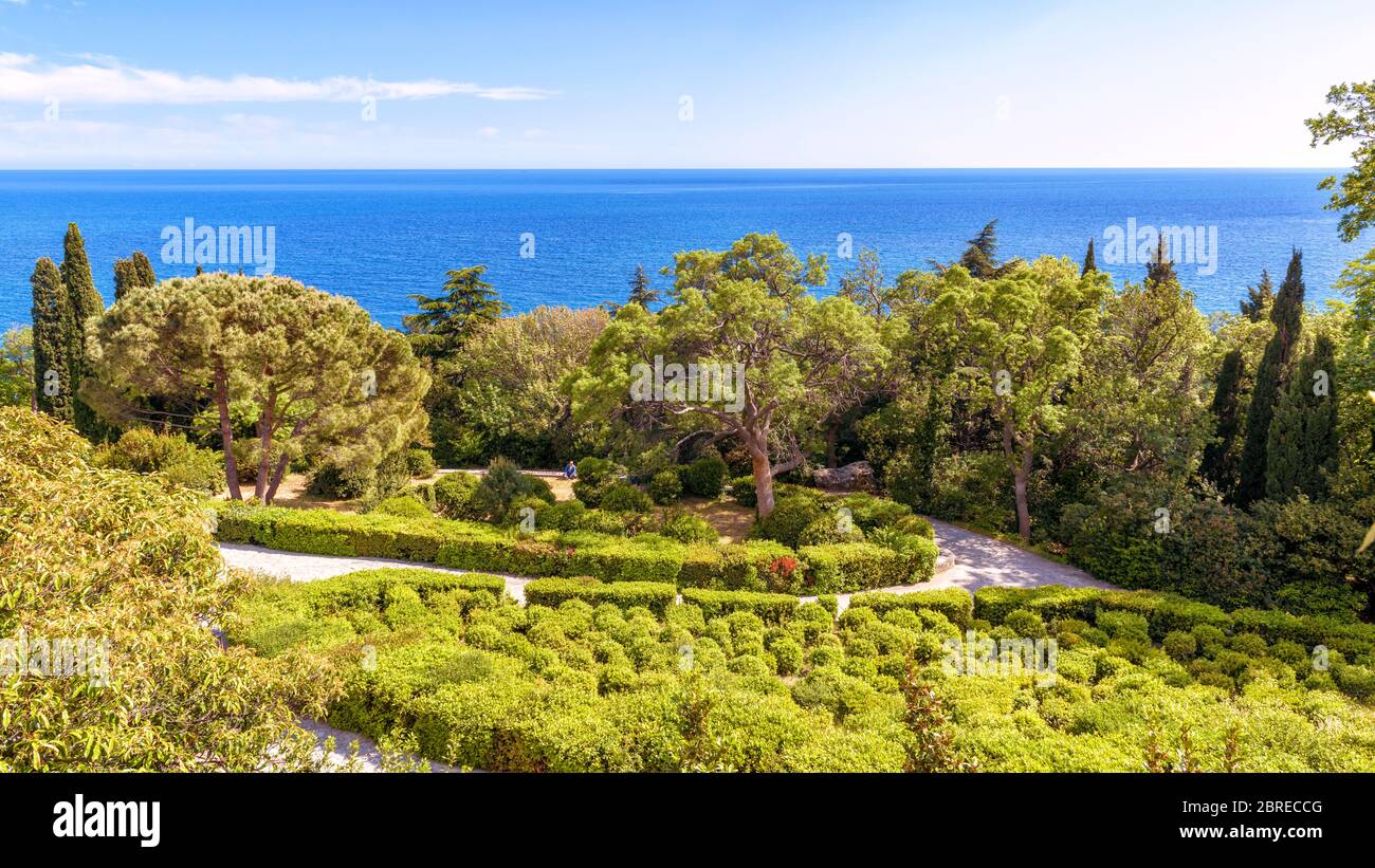 Luxury landscaped garden hi-res stock photography and images - Alamy