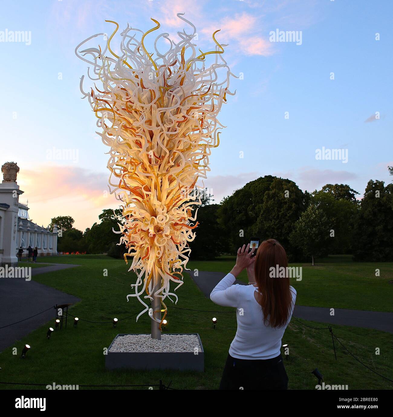Seattlebased artist, Dale Chihuly, exhibited his luminous and original