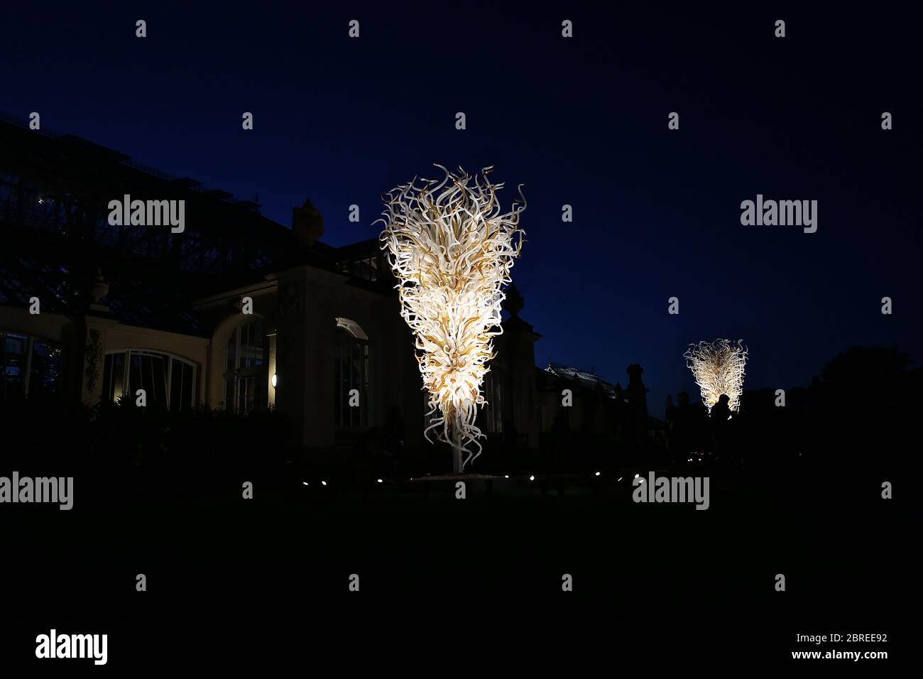 Seattle Based Artist Dale Chihuly Exhibited His Luminous And Original Glass Artworks In One Of London S Most Beautiful Landscapes Kew Gardens See His Creations Light Up The Night In A Mesmeric Marriage Of