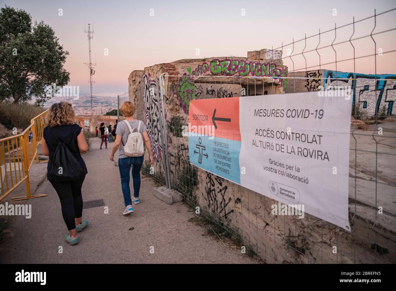 Barcelona, Spain. 20th May, 2020. People having a walk in the famous viewpoint of The Bunkers, turned into a fenced circuit to avoid crowds. Barcelona, Spain on 20th of May 2020. The city continues to remain at stage zero of gradual decompression of confinement restrictions. Even so, security measures are updated day after day. Spain faces the 67th day of state of emergency due to the Coronavirus pandemic. (Photo by Carmen Molina/Sipa USA) Credit: Sipa USA/Alamy Live News Stock Photo