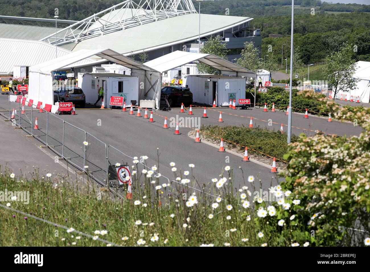 Brighton, East Sussex, UK - Coronavirus (Covid-19) testing centre at Brighton AMEX Football ground is very quiet with only three cars going through and staff waiting in the sunshine. Thursday 21st May 2020 © Sam Stephenson / Alamy Live News. Stock Photo