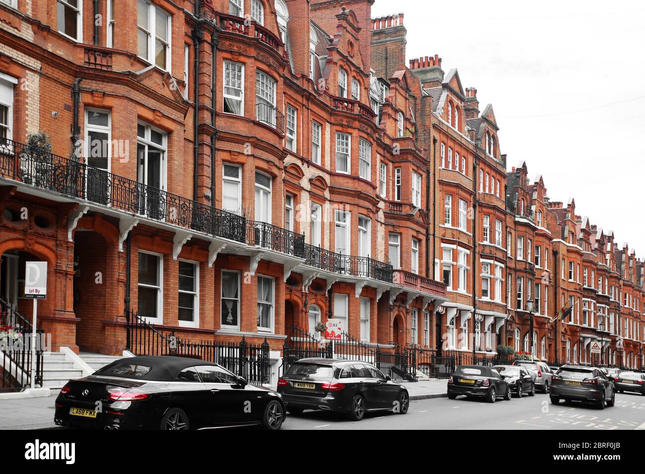 Brick row houses along Draycott Place and Cadogan Gardens near Cadogan Square in the affluent and exclusive neighborhood of Chelsea, London Stock Photo