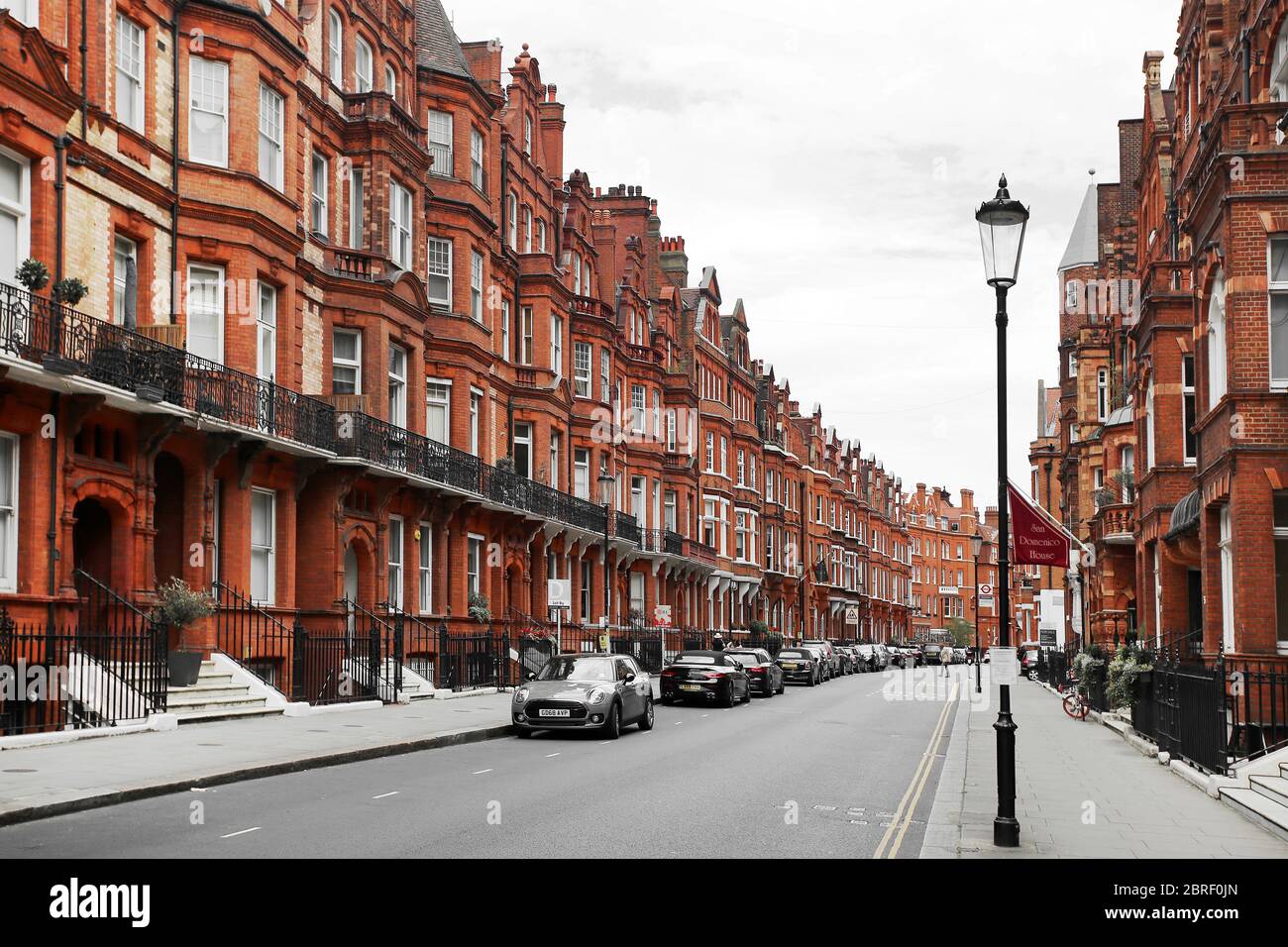 Brick row houses along Draycott Place and Cadogan Gardens near Cadogan Square in the affluent and exclusive neighborhood of Chelsea, London Stock Photo