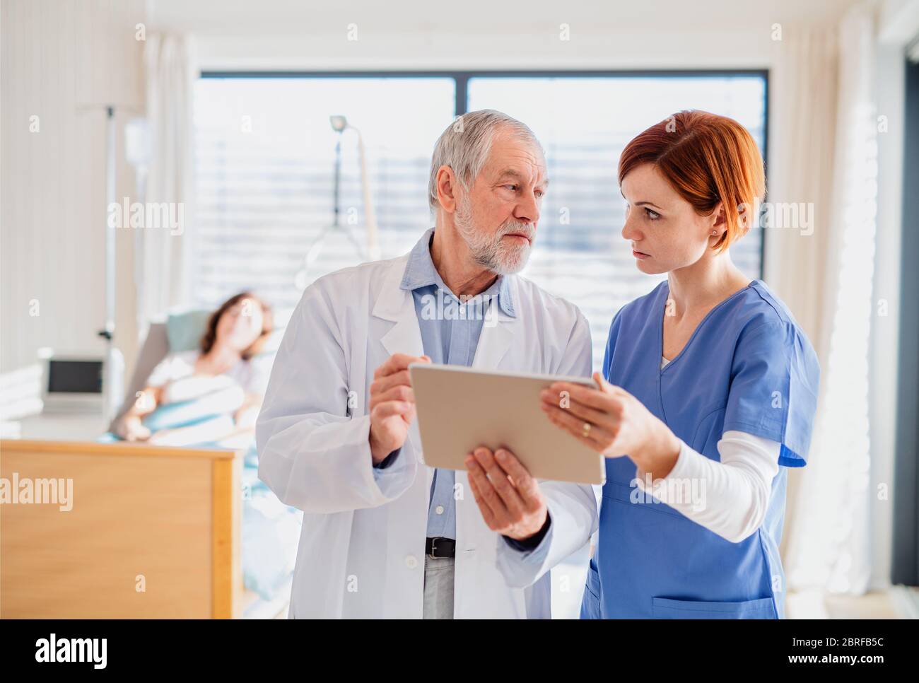 Doctor discussing elderly hi-res stock photography and images - Alamy