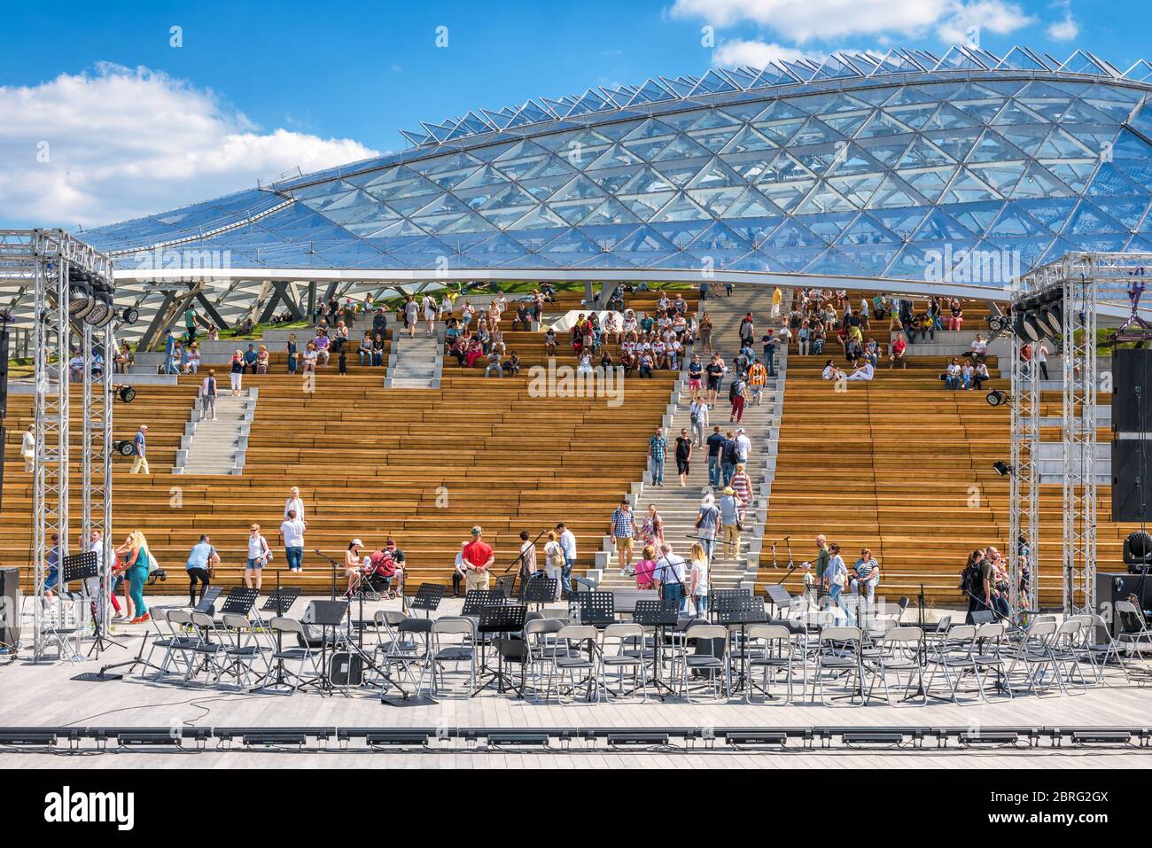 Сегодня в амфитеатре зарядье. Лекторий в парке. Амфитеатр в парке зарядье. Сегодня в амфитеатре зарядье. Зарядье амфитеатр со стеклянной крышей.