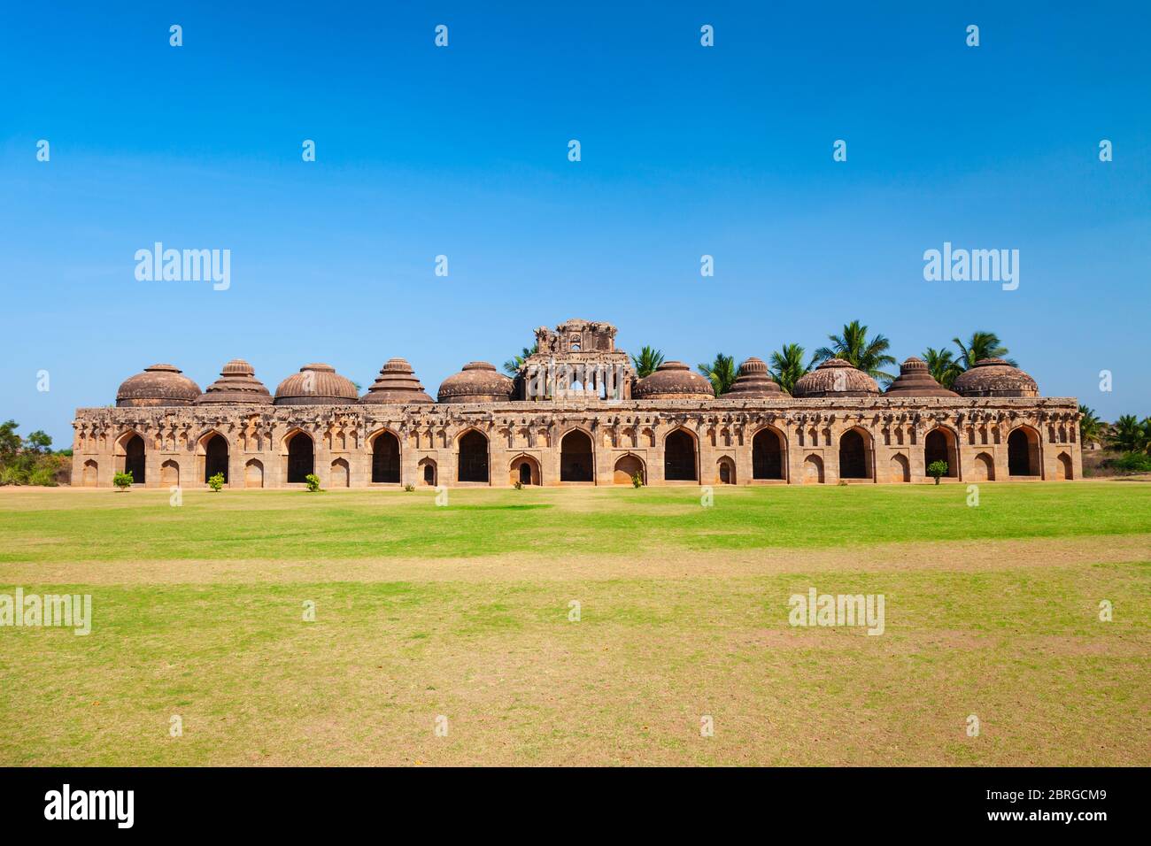 Elephant Stables, part of the Zanana Enclosures at Hampi, the centre of the Hindu Vijayanagara Empire in Karnataka, India Stock Photo